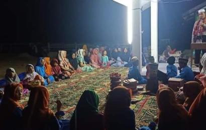  Bhabinkamtibmas Polsek Enggano Saat Menjadi Penceramah Pengajian di Masjid Al-Iqra