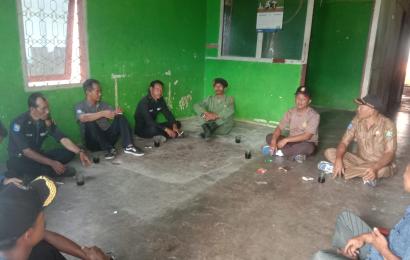 Bhabinkamtibmas Polsek Lebong Selatan Bantu Warga Membersihkan KUD Mangkurajo
