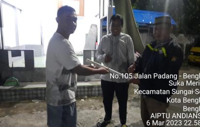 Sambang Pos Ronda, Bhabinkamtibmas Polsek Teluk Segara Berikan Pentungan