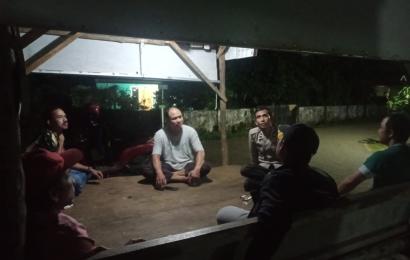 Sambang Pos Kamling, Bhabinkamtibmas Ingatkan Cek Identitas Orang Mencurigakan