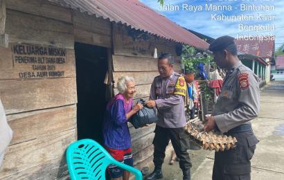 Polsek Tanjung Kemuning Saat Bagikan Sembako