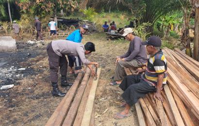 Polsek Giri Mulya Dan Komunitas Trail Salurkan Bantuan Korban Kebakaran