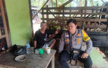 Anggota Bhabinkamtibmas Saat Sambangi Warga Binaannya