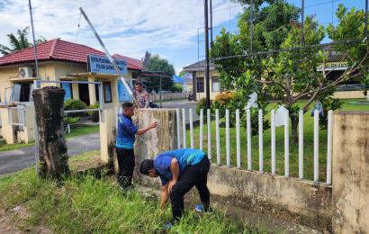 Jumat Bersih, Personel Polsek Gading Cempaka Bersihkan Mako Polsek