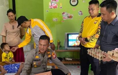 Polisi Batik Nau Berbagi Kepada Warga yang Membutuhkan