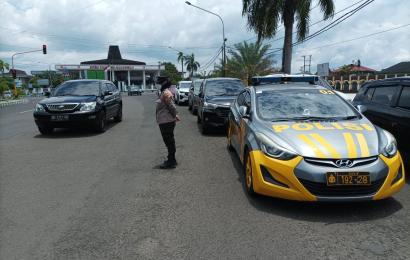 Polwan Polsek Gading Cempaka Melakukan Penjagaan d Masjid Raya Baitul Izzah