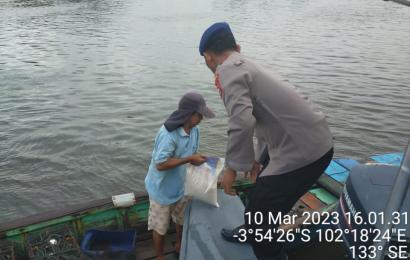 Jumat Curhat, Ditpolairud Membagikan Beras ke Nelayan Kecil di Pelabuhan Pulau Baai