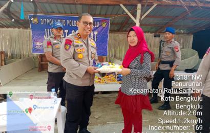 Wadirpolairud Jumat Curhat Sambil Berbagi Beras ke Masyarakat