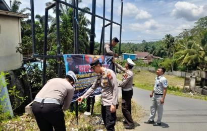 Pemasangan Spanduk Imbauan "Stop Balap Liar" Oleh Polsek Giri Mulya dan Satlantas 