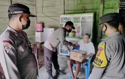 Kapolsek Enggano Salurkan Sembako ke Warga Kurang Mampu