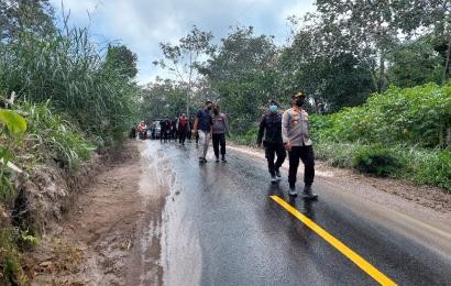 TNI, Polri Bantu Bersihkan Jalan Dampak Abu Vulkanik Erupsi Merapi