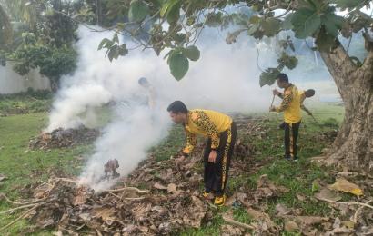 Jalin Keakraban, Personel Polsek Kaur Tengah Gotong Royong Membersihkan TPU Desa Lubuk Gung