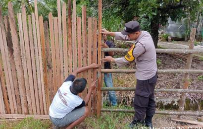 Sambang Desa, Bhabinkamtibmas Bantu Warga Buat Pagar Rumah