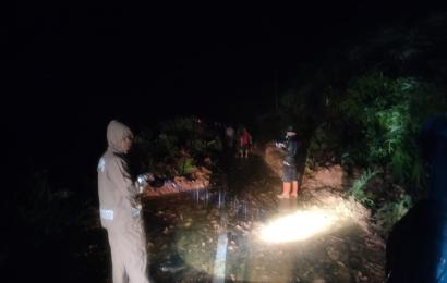 Polsek Giri Mulya Datangi Lokasi Tanah Longsor