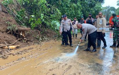 Kapolres Rejang Lebong Tinjau Langsung Lokasi Longsor di Jalan Lintas Curup-Lubuklinggau
