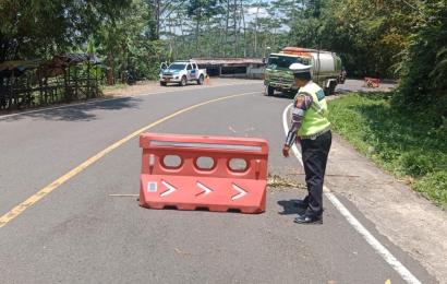 Polres Benteng Pasang Barrier di  Lokasi Mobil Tangki CPO Mengalami Rusak