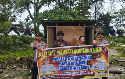 Anggota Polsek Enggano Sosialisasi Cegah Karhutla Kepada Masyarakat