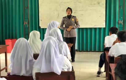 Cegah Kenakalan Remaja, Bhabinkamtibmas bersama Polwan Polsek Enggano Lakukan Sosialisasi ke Sekolah