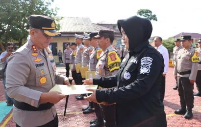Kapolres Rejang Lebong Berikan Penghargaan Kepada 64 Personil Berprestasi