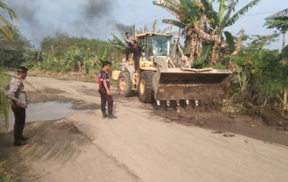 Polsek Lais Dan Perusahaan Lokal Saat Perbaiki Jalan Rusak