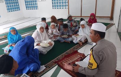 Bhabinkamtibmas Polsek Enggano Ajarkan Anak-anak Mengaji