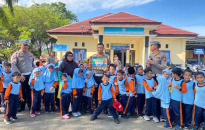 Sat Lantas Polres BS Foto Bersama Dengan Murid TK Qurata'ayun 