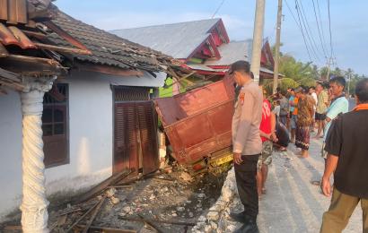 Akibat Melaju Kencang, Truk Tabrak 2 Rumah Warga Seluma