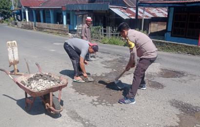 Proses Perbaikan Jalan Rusak Dan Berlubang Oleh Bhabinkamtibmas Polsek Lebong Selatan