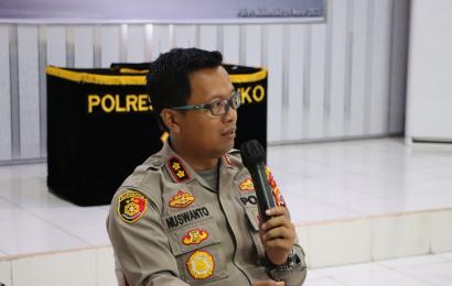 Jumat Curhat, Kapolres Mukomuko Ngobrol Bareng Para Guru