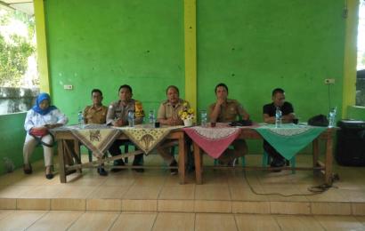 Bhabinkamtibmas Polsek Lais Saat Hadiri Pembagian BLT DD Desa Air Padang