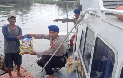 Ditpolairud Polda Bengkulu Bagikan Beras ke Nelayan di Kolam Pelabuhan Pulau Baai