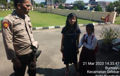 Tak Dijemput keluarga, Bhabinkamtibmas ini Antarkan Siswa SDN 16 ke Keluarganya