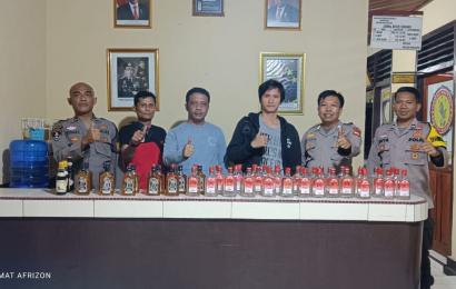 Polsek Kaur Selatan Amankan Puluhan Botol Miras