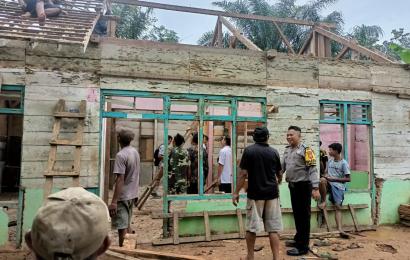 Bhabinkamtibmas Batik Nau Gotong Royong Membangun Rumah Warga Tak Layak Huni