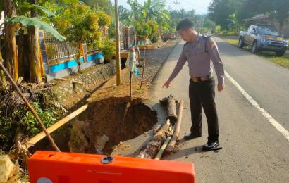 Polsek Giri Mulya Pasang Barier di Jalan Amblas Sebagai Tanda Peringatan