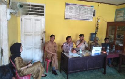 Bhabinkamtibmas Polsek Lais Hadiri Pembagian BLT DD
