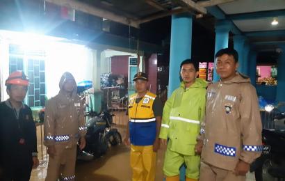 Bantu Warga, Personel Polsek Lebong Utara Terjun ke Lokasi Banjir dan Longsor