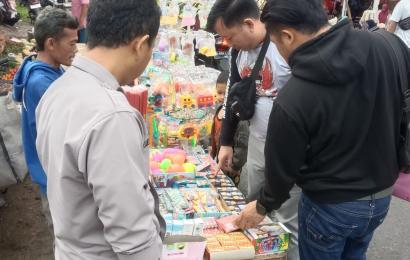 Operasi Pekat Nala, Polsek Pondok Kelapa Sita Puluhan Petasan dari Pedagang