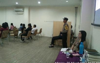 Bhabinkamtibmas Polsek Teluk Segara Lakukan Pengamanan Ibadah Mingguan Umat Kristia