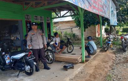 Personel Polsek Padang Jaya Laksanakan Sosialisasi Larangan Penggunaan Knalpot Brong