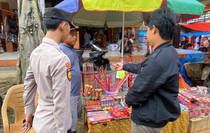 Datangi Pasar, Polsek Nasal Sita Petasan  