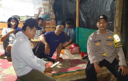 Ramadan, Bhabinkamtibmas Aktif Meronda Bersama Warga di Poskamling