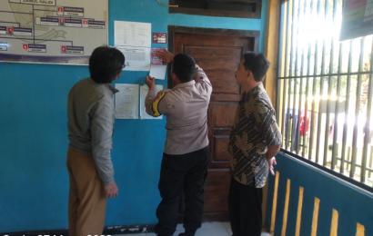 Bhabinkamtbmas Polsek Lebong Utara Pasang Stiker "Hotline Dumas Presisi"