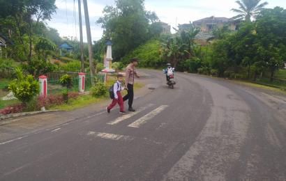 Polsek Batik Nau Berikan Pelayanan Pagi Kepada Anak Sekolah dan Masyarakat