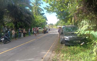 Lakalantas di Bengkulu Utara Fortune dan Xenia "Adu Kambing"