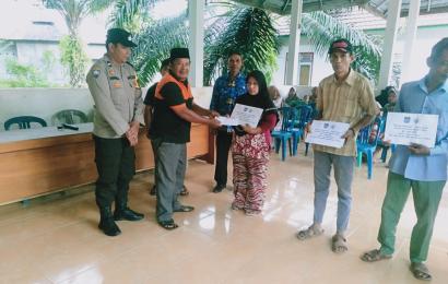 Kawal Pembagian BLT, Bhabinkamtibmas Polsek Ketahun Titip Pesan Kamtibmas    