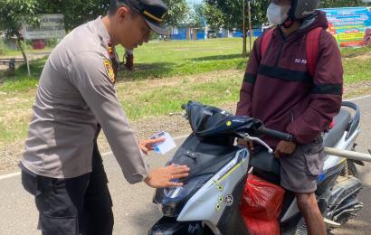 Polsek Giri Mulya Beri Imbauan dan Pasang Stiker Tertib Berlalu Lintas