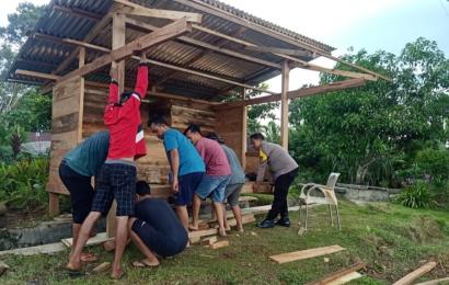 Bhabinkamtibmas Ikut Bergotong-royong Membangun Pos Kamling