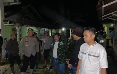 Bersama Wabup, Kapolres Lebong Pantau Banjir dan Beri Semangat