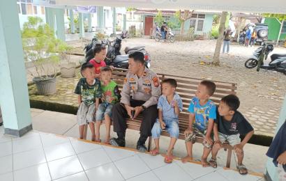Jalin Keakraban Melalui Polisi Sahabat Anak,  Kapolsek Seginim Sambangi Anak -anak